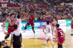 扣籃王腳踩登云梯！迪亞洛強(qiáng)勢突入單手炸裂隔扣2米26徐昕