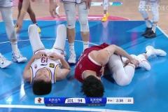 望無大礙！曾凡博上籃與劉曉宇相撞 前者崴腳后者痛苦倒地不起