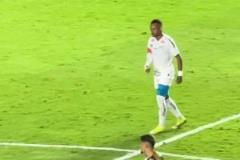 復出兩場又傷退！內(nèi)馬爾無對抗坐地上，大腿不適被換下