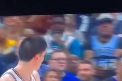 笑死！埃迪不滿判罰怒噴，結(jié)果不小心噴出口水，然后吃到技犯