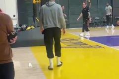 他本可以不用這么努力？東契奇還穿著拖鞋 布朗尼已經在訓練了！