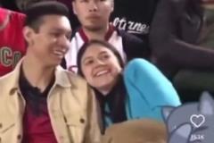 當(dāng)面綠？kisscam男朋友不愿意親嘴，被身后男子撿到機(jī)會