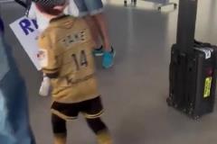 久保健英在國外這么受歡迎呢，甚至有小朋友追著要合影簽名