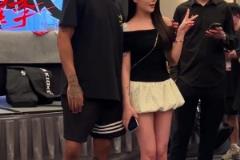 女球迷找羅斯合影，這姿色，羅斯也忍不住多聊兩句