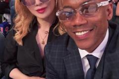 嫂子不錯的！馬布里帶著新婚夫人汪妤凌一塊觀戰(zhàn)尼克斯季后賽~