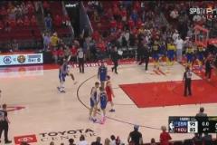 還是沒(méi)經(jīng)驗(yàn)呀！火箭首戰(zhàn)落敗，申京一臉落寞低頭離開(kāi)球場(chǎng)