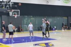 克內克特重回輪換？湖人隊內訓練：東契奇打賭失敗被罰做俯臥撐！