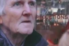 你怎能不愛(ài)足球呢？經(jīng)典名場(chǎng)面：街頭采訪的老人竟然就是當(dāng)事人？