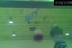 裝杯成功，進(jìn)球有效。 喬丹 閉眼罰球穩(wěn)穩(wěn)命中，這是肌肉記憶吧