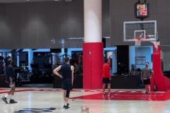 丹子得找到手感呀！回到主場 哈登和博格丹繼續(xù)一塊練習三分