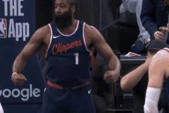 也是個(gè)活寶哈登進(jìn)球后秀肌肉慶祝，這小眼神~