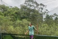 文班亞馬在哥斯達黎加與當?shù)厍嗌倌晏咦闱?，看著狀態(tài)很好！