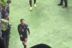 圓規(guī)不是這樣用的??女球迷學(xué)安東尼轉(zhuǎn)圈圈