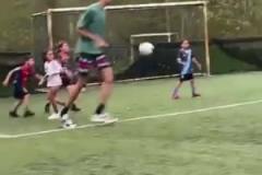 去你們的足球夢？文班亞馬踢野球彩虹過人戲耍小朋友