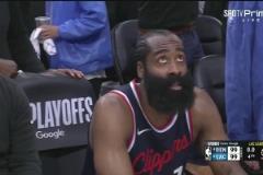 拼了一整場！最后時(shí)刻等待裁判宣判時(shí)，哈登在板凳席相當(dāng)疲憊，雙眼無神呀！