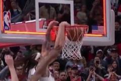 游走在規(guī)則的邊緣！燈亮的時(shí)候，戈登的手到底有沒有完全離開球呢？