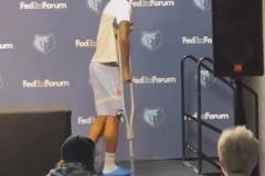 槍王下賽季見(jiàn)！莫蘭特拄拐參加灰熊賽季總結(jié)發(fā)布會(huì)