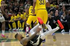 不要啊利拉德無對抗受傷??手捂跟腱表情痛苦，本場不會回歸