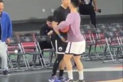 挺禮貌的！遼寧拉拉隊(duì)排隊(duì)上場(chǎng)，小外站定等待