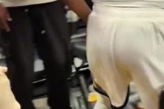 格林親吻妻子牽著小寶貝回到更衣室。