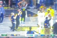 說(shuō)啥了？哈利伯頓父親賽后主動(dòng)走向字母哥 后者聽(tīng)完一臉懵