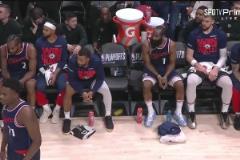 投降了！最后2分鐘，快船撤下全部主力，哈登和小卡等人在板凳席眼神呆滯