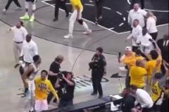 難怪會(huì)爆發(fā)沖突！哈利伯頓父親賽后拿著毛巾嘲諷字母哥，后者不爽！