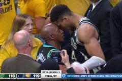 字母哥賽后和哈利伯頓父親頂牛對(duì)噴 被拉開(kāi)后伸出大拇指