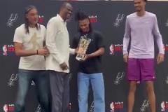 排面拉滿！上將、鄧肯、文班到場為卡斯爾頒發(fā)最佳新秀獎杯