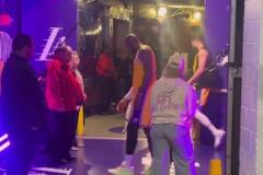 被首輪淘汰！詹嫂賽后在通道等待，安慰心碎的老公與兒子