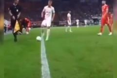 這小子太賊了！名場(chǎng)面：奧爾莫“智斗”對(duì)手，讓對(duì)方手球！