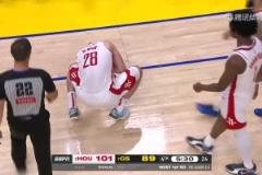 庫(kù)里領(lǐng)到個(gè)人第5犯，隨后申京臉上結(jié)結(jié)實(shí)實(shí)挨了希爾德一巴掌