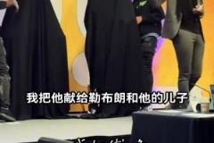 歷史上首個父子蠟像亮相，藝術家在發(fā)布會展示詹姆斯父子蠟像