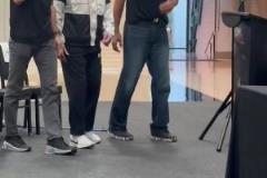 老爺子中風(fēng)后狀態(tài)確實(shí)差很多！波波維奇現(xiàn)在連起身都需要馬努&鄧肯攙扶