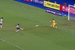 活該被巴薩退貨！羅克大單刀1v1門將+隊友跑位，怒射門將打丟