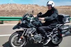 真帥啊！巴特爾騎著摩托旅行：走啊 曾夢(mèng)想仗劍走天涯~