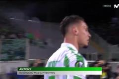 安東尼最后倒地掩面抽泣，在曼聯(lián)的時(shí)候壓力是真大啊，現(xiàn)在釋放了