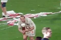 偷感十足！凱恩偷偷潑啤酒的樣子，可以和“嘎子偷狗”并列了