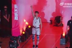 未來男籃希望？中國小將淡厚然在NCAA對(duì)位準(zhǔn)狀元弗拉格！