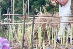 不忘初心！CBA球員矣進宏回到老家?guī)图胰烁苫? class=