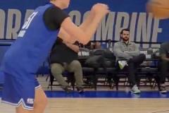 弗拉格聯(lián)合試訓(xùn)三分表現(xiàn)！這出手動作感覺很柔和啊~