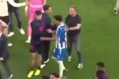 換個(gè)角度看！弗里克招呼球員趕緊回更衣室