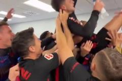 隊(duì)寵?。∨宓吕镌诟率冶魂?duì)友高高舉起，還高呼其名字