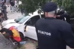 現(xiàn)場(chǎng)一片混亂！巴薩vs西班牙人場(chǎng)外發(fā)生車禍 有球迷倒在地上不起