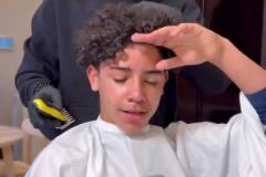 要和父親同款發(fā)型！迷你羅拿著C羅照片讓理發(fā)師照著剪