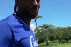 ??昔日高爾夫?qū)Q，小卡說(shuō)自己穩(wěn)贏喬治，后者不屑說(shuō)道：別鬧了