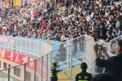 泰山進(jìn)球藏在主隊(duì)的間諜暴露了，紅獅球迷大喊：SB泰山！