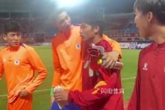 于金永謝文能與老相識(shí)握手互相問(wèn)候，問(wèn)候太到位了