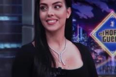 喬治娜對(duì)C羅一見鐘情，第一次見面帥到不好意思看