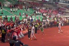 豪哥的影響力！足協(xié)杯賽后，韋世豪為熱情的主隊(duì)廣西球迷逐一簽名